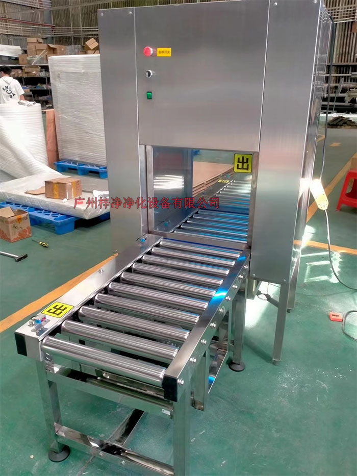 傳動帶輸送線傳遞窗的制作法于其它普通傳遞窗不一樣，傳動帶輸送線傳遞窗下面加了條流水線，上層要傳遞貨物。