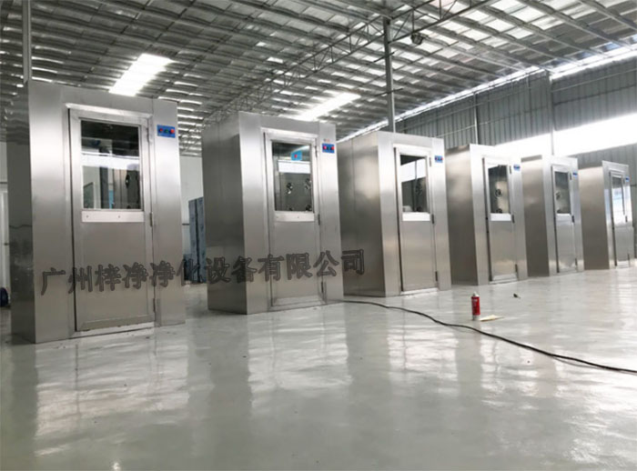 全不銹風淋室采用全不銹鋼材質制造,具有良好的耐腐蝕性、耐高溫性和耐磨損性。 全不銹風淋室采用全不銹鋼材質制造,具有良好的耐腐蝕性、耐高溫性和耐磨損性。