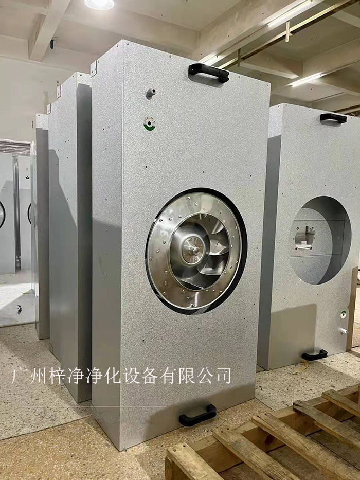 直流FFU適用于半導體、電子、平板顯示器和磁盤驅動器的廠家及光學、生物工業及其它對空氣中污染有嚴格控制要求的地方。