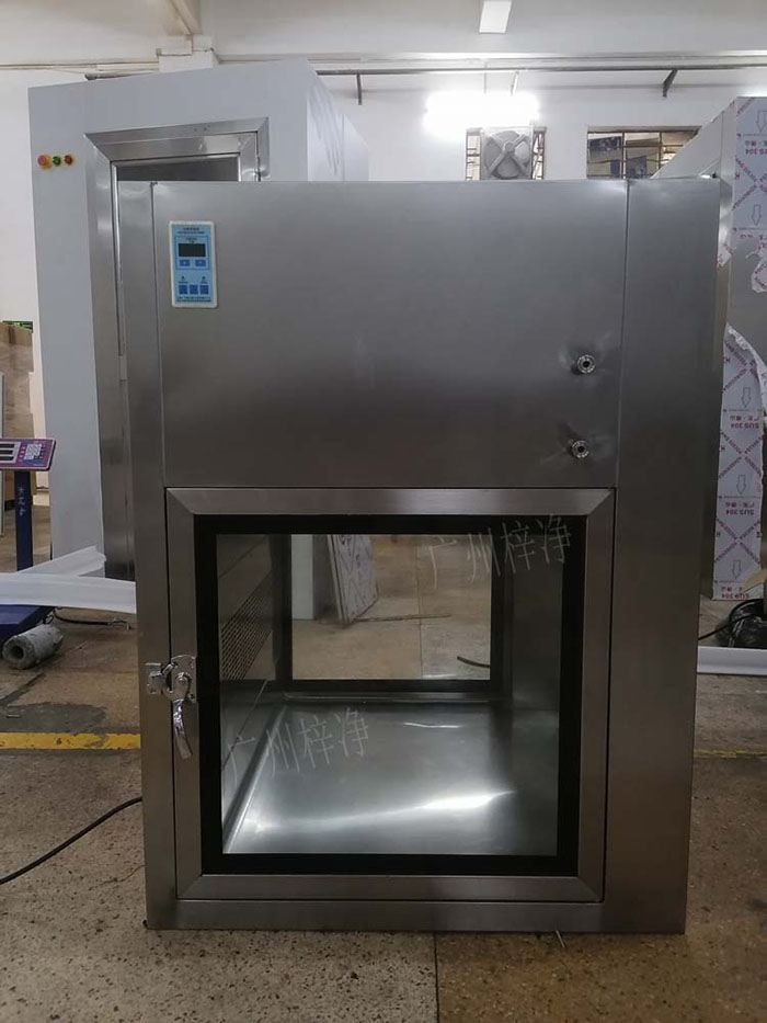 傳遞窗通常包括冷軋鋼板噴塑制作或優(yōu)質(zhì)不銹鋼制作、透明玻璃，紫外線殺菌燈、照明和局部高效過濾器等。