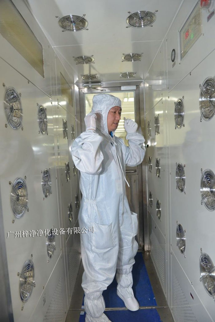 進入風淋室前，請確保穿著符合要求的潔凈服，包括帽子、口罩、鞋套等。