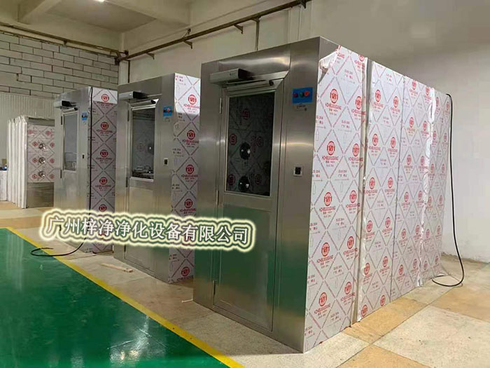 風淋室通過高速氣流將塵埃吹離工作人員的衣物和頭發(fā)，有效降低了進入潔凈室內(nèi)的塵埃量，從而維護了潔凈室內(nèi)的空氣質(zhì)量。