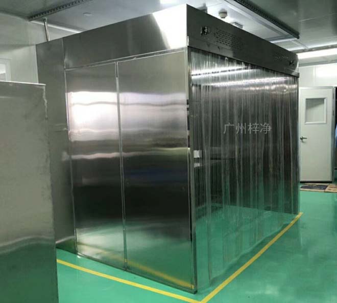 負壓稱量罩內空氣經初效過濾器、由離心風機壓入靜壓箱，在經高效過濾器后從氣流擴散送風單元出風面吹出，潔凈空氣以均勻的斷面風速流經工作區，從而形成高潔凈的工作環境。