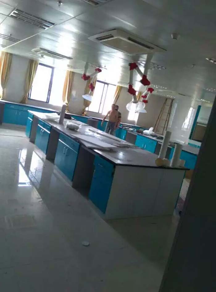 實驗臺應(yīng)安裝在穩(wěn)固的支撐結(jié)構(gòu)上，確保實驗臺在使用過程中的穩(wěn)定性。