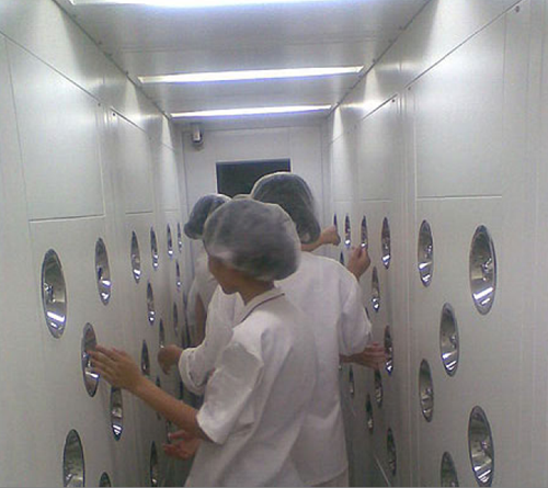 在進入風淋室之前，必須先脫去個人衣物，更換成潔凈服。