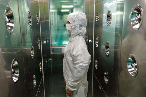 風淋室工作原理是通過高速氣流的沖擊，有效清除進入潔凈室的人員、物料表面攜帶的塵埃和污染物。