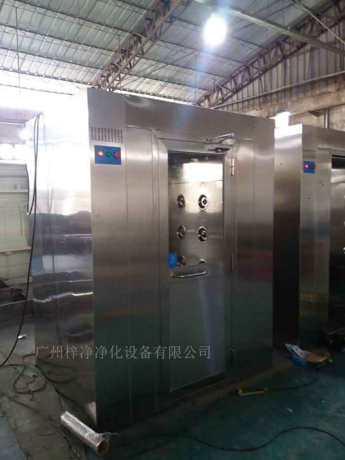 風(fēng)淋室的尺寸和空間布局也會影響風(fēng)速 風(fēng)淋室的尺寸和空間布局也會影響風(fēng)速