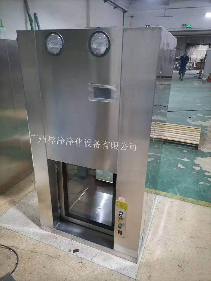 傳遞窗是一種用于潔凈室內(nèi)部或潔凈室與外界之間傳遞物品的設(shè)備，可以防止外部污染進(jìn)入潔凈室。