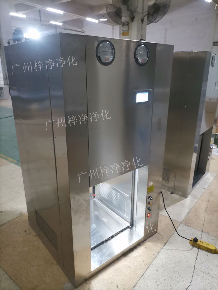 機器人機械臂傳遞窗是通過高精度的傳感器，實現(xiàn)機器人與傳遞窗的精準對接。