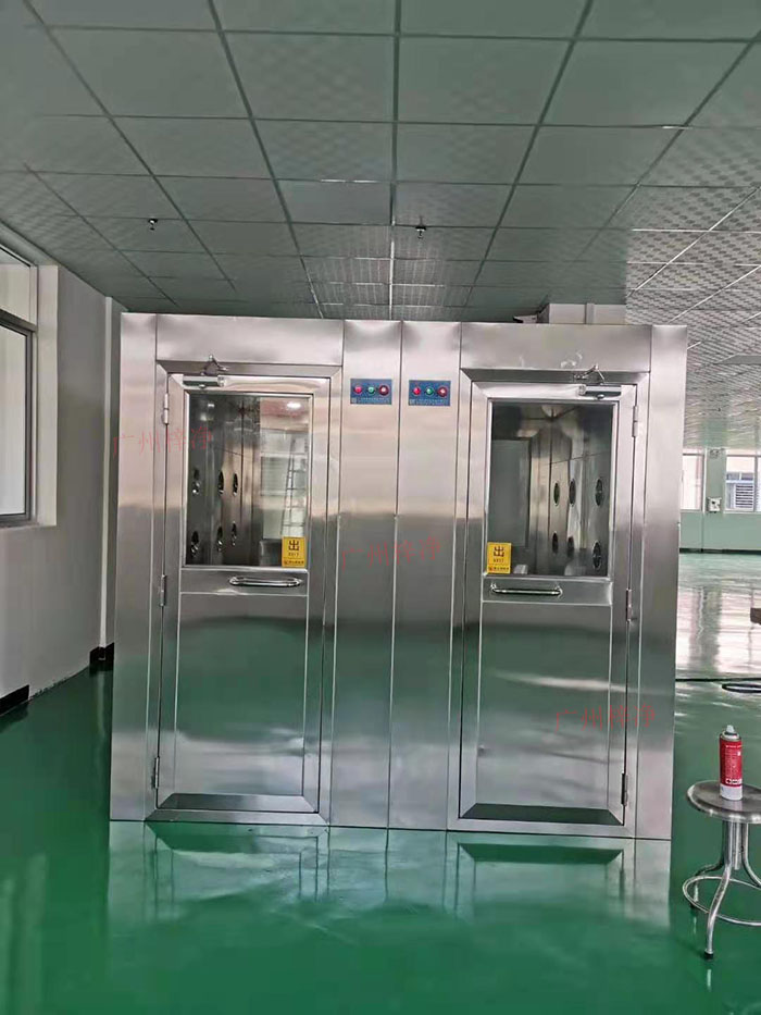 風淋室主要功能是通過快速氣流的作用，去除人員和物料表面攜帶的塵埃和微生物，以確保進入潔凈室的人員和物料不會污染車間環境。