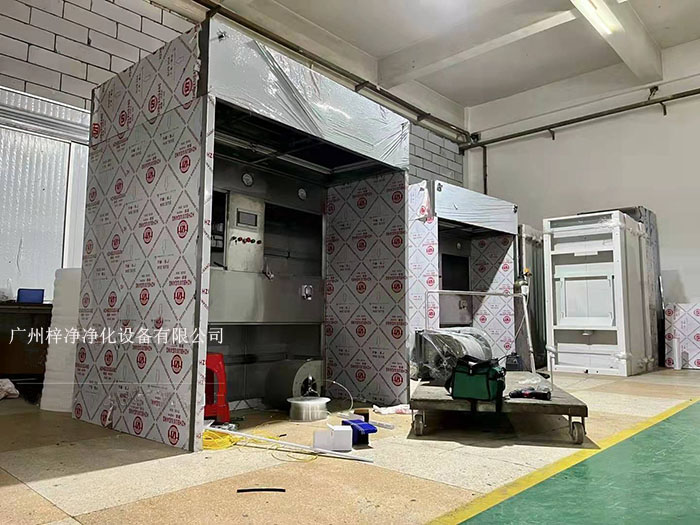 負壓稱稱量罩通過創造一個低氣壓的環境，防止生產過程中的粉塵、揮發物等有害物質逸散到外界環境中，同時確保稱量結果的準確性。