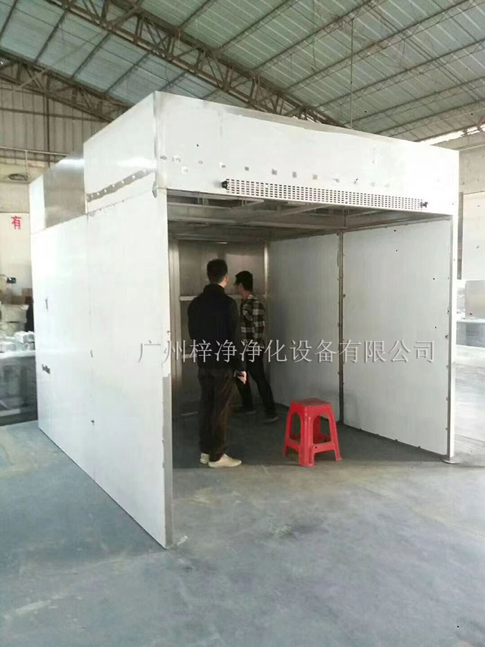 負壓稱稱量罩通過創造一個低氣壓的環境，防止生產過程中的粉塵、揮發物等有害物質逸散到外界環境中，同時確保稱量結果的準確性。