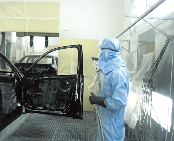 汽車涂裝車間生產工人穿著防靜電連體服正在工作
 汽車涂裝車間生產工人穿著防靜電連體服正在工作