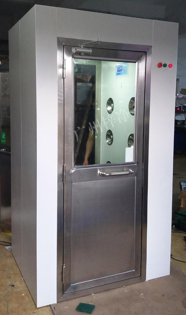 1200型風淋室是進入潔凈室所必需的通道，可以減少進出潔凈室所帶來的污染問題。